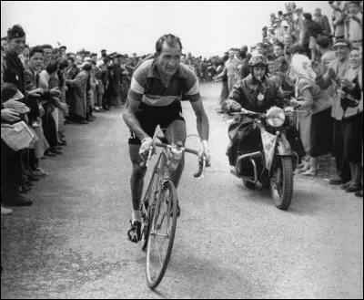 Grand rival du précédent, il a remporté, entre 1936 et 1950, trois Tours d'Italie, deux Tours de France et quatre Milan-San Remo : il s'agit de ...