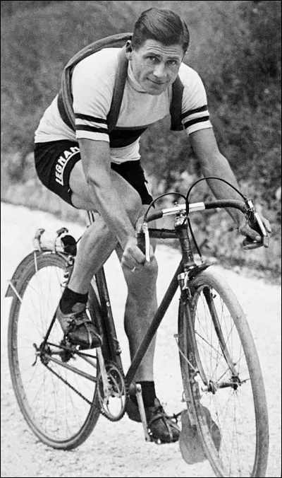 Véritable légende du cyclisme de l'entre-deux-guerres, il a remporté, entre 1925 et 1933, cinq Tours d'Italie et trois championnats du monde sur route : c'est ...