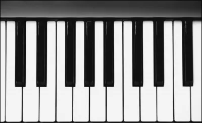 Combien y a-t-il de touches sur un piano en comptant les touches blanches et les noires ?