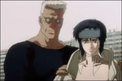 Dans quel manga l'héroïne est-elle un cyborg combattant une intelligence artificielle ?