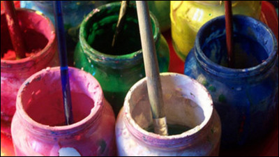Comment appelle-t-on un substitut de la peinture à l'huile, qui est la plupart du temps soluble dans l'eau ?