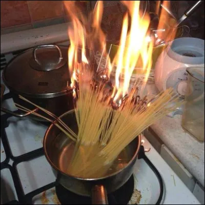 Complétez cette phrase : " ... la cuisine, j'ai mis le feu à mon appartement : zut !"
