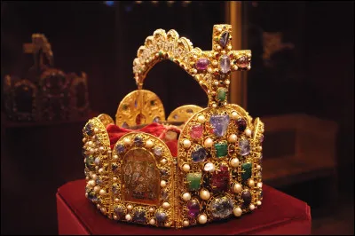 Le Saint Empire romain germanique se forme à partir de l'ancienne Francie orientale carolingienne : en quelle année est-il fondé ?