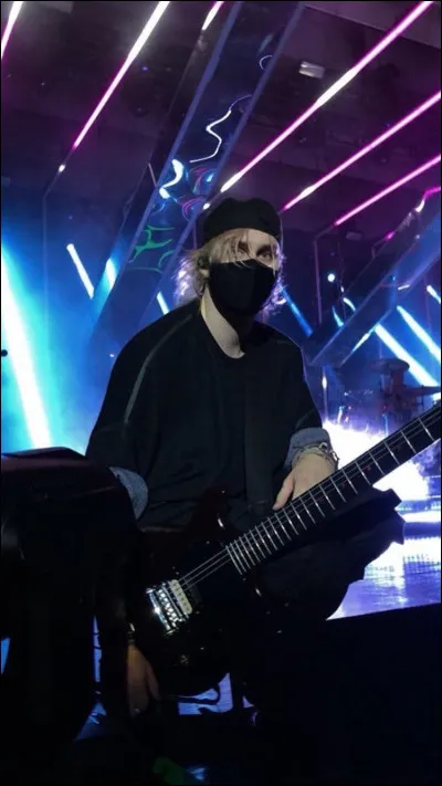 Quel est le titre de cette chanson : "Does it have to be this tragedy. This endless lost parade of castle. Other side of make-believe" ?
The truth is spelled out in your eyes
Why don't you just reach out and make it clear to me?
What are you telling me?"