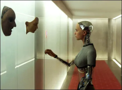 Dans "Ex machina", comment réagit la jolie femme robot prénommée Ava quand elle découvre le monde extérieur ?
