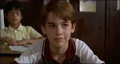 Dans un film de 1985, quel androïde ayant l'apparence d'un adolescent est recueilli par un couple sans enfant ?