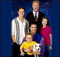 Bronson Pinchot joue un E.T. venant aider une famille dans la sitcom: