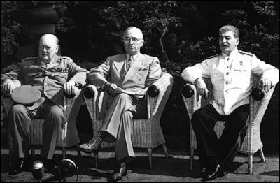 Que décide la conférence de Postdam ?