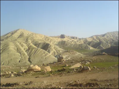 Quelle chaîne de montages fait 1 500 km, passe par l'Iran, va jusqu'à la frontière de l'Irak et se termine au détroit d'Ormuz ?