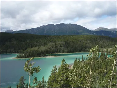 Quel fleuve, traversant le centre de l'Alaska, partage son nom avec un territoire du Canada ?