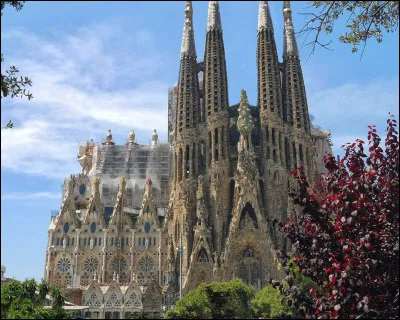 Dans quelle ville espagnole se trouve la basilique nommée Sagrada Familia, de l'architecte Antoni Gaudi ?