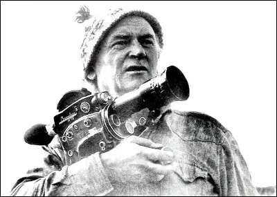 1948 > C'est à 18 ans qu'il sort diplômé ... et il adhère au/à ...