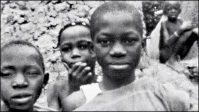 1950 : « Afrique 50 ». À 21 ans, il tourne le premier film anticolonialiste français. Que montre-t-il et quand a-t-il été diffusé en France ?