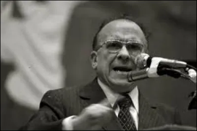 Cet homme politique espagnol, opposant au franquisme, dirigeant du Parti communiste d'Espagne de 1960 à 1982, a joué un rôle important dans le processus de la transition démocratique du pays après la mort de Franco : c'est ... Carrillo.