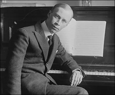 Ce compositeur soviétique, pianiste et chef d'orchestre, auteur de nombreuses oeuvres musicales telles que "Pierre et le Loup" et le ballet "Roméo et Juliette", c'est ... Prokofiev.