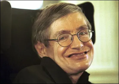 Ce physicien britannique, connu pour ses travaux concernant les trous noirs, la cosmologie et la gravité quantique, auteur d'un ouvrage de vulgarisation scientifique "Une brève histoire du temps : Du big bang aux trous noirs", c'est ... Hawking.