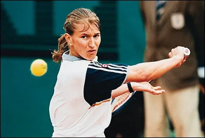 Cette joueuse de tennis allemande, victorieuse de vIngt-deux tournois du Grand Chelem, numéro un mondiale entre 1987 et 1991, c'est ... Graf.
