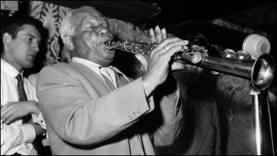 Clarinettiste, saxophoniste et compositeur américain de jazz, célèbre pour ses succès musicaux "Les Oignons" et "Petite fleur", il se prénomme ...