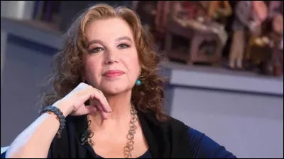 Cette actrice italienne a joué dans "Nous nous sommes tant aimés" de Scola, "Police Python 357" d'Alain Corneau, et dans "1900" de Bertolucci : c'est ... Sandrelli.