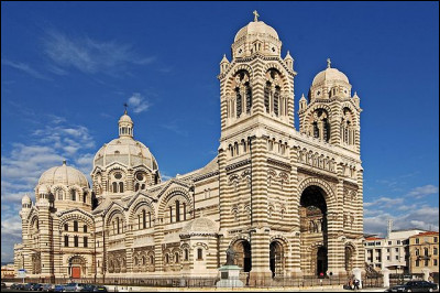 La cathédrale Sainte-Marie-Majeure (en photo), bâtie dans un style byzantin, est située près du Vieux-Port de Marseille.Comment est-elle appelée par les Marseillais ?