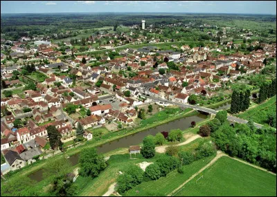 Cette commune du département de Loir-et-Cher, en bordure de Sologne, a longtemps été été un port important sur le canal du Berry. C'est ...