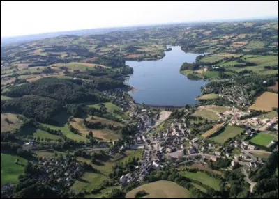 Cette commune de l'Aveyron, peuplée de 700 habitants, située sur le plateau du Lévézou, dans la vallée de l'Alrance, affluent du Tarn, c'est ...