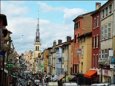 Cette ville de 37 000 habitants, située dans le département du Rhône, considérée comme la capitale du Beaujolais, c'est ...