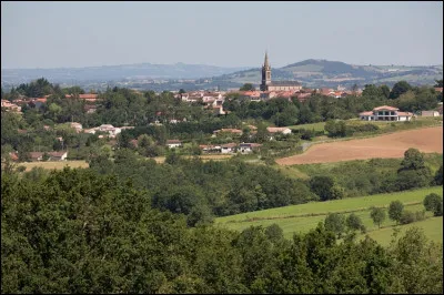 Cette commune de 1200 habitants du département du Tarn, en bordure de la rivière, située à la périphérie d'Albi, c'est ...