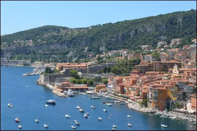 Cette petite ville des Alpes-Maritimes qui s'étale en gradins sur les hauteurs qui bordent sa rade, c'est...
