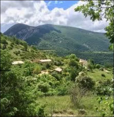 Cette petite commune de 22 habitants du département de la Drôme, située dans les Baronnies, c'est ...