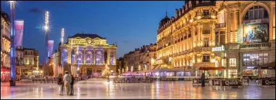 Ils se promènent "à travers" la ville.