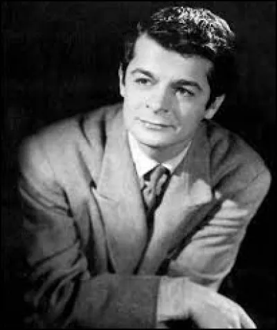 ''Ma liberté'' est une chanson de Georges Moustaki reprise par Serge Reggiani. Qui a écrit : 

''Sur mes cahiers d'écolier
Sur mon pupitre et les arbres
Sur le sable de neige
J'écris ton nom''