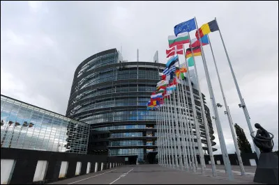 Dans quelle ville le bâtiment du Parlement européen se situe-t-il ?