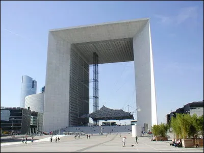 Dans quel quartier d'affaires la Grande Arche de la Fraternité se situe-t-elle ?
