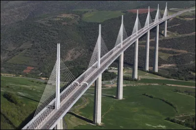 Quel pont franchit la vallée du Tarn ?