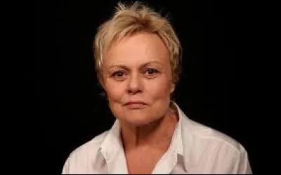 Muriel Robin est née le 2 août 1955.