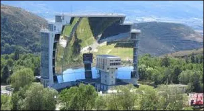 Le four solaire d'Odeillo se trouve dans les Pyrénées-Orientales.