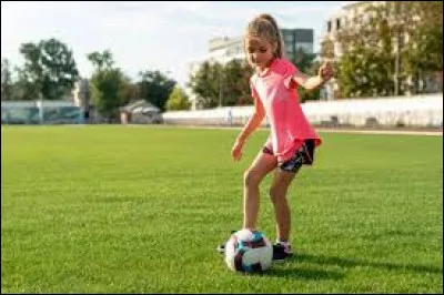 Ta sur ne veut pas jouer au foot avec toi.