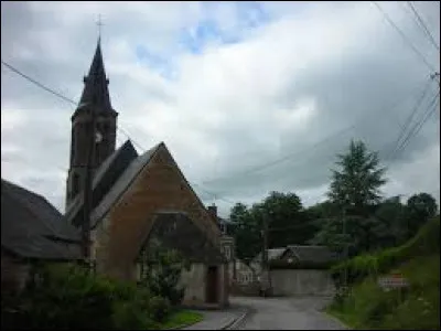 Nous sommes dans l'Orne à l'entrée de Planches (avec à gauche l'église Notre-Dame). C'est un village de l'ancienne région ...