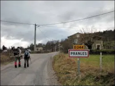 Nous sommes en Auvergne-Rhône-Alpes à l'entrée de Pranles. Nous nous trouvons dans le département ...