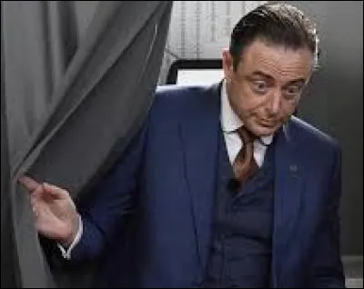 Depuis quelques années, le nationaliste flamand Bart De Wever fait la pluie et le beau temps dans la politique belge.
Que veut dire "De Wever" en français ?