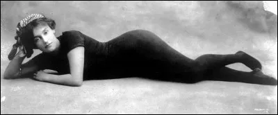 Annette Kellermann, pionnière de la natation synchronisée, se fit "serrer" par la pudibonde police de Boston en 1907. Lorsqu'on la comparait, plus tard, à la Vénus de Milo, elle répondait : (Trouvez la suite ! )