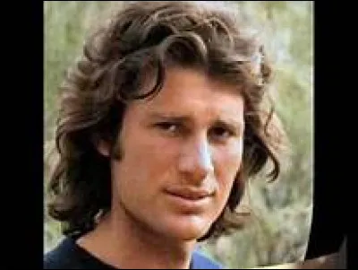 Mike Brant, hanté entre autres par le passé, n'a pas pu voir un futur meilleur et a préféré s'en échapper à l'âge de 28 ans, en 1975. Quel événement rattaché à son histoire l'empêchait de voir au-delà des années ?