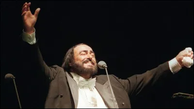 Ce chanteur d'opéra, ténor, c'est ... Pavarotti.