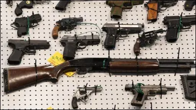 Quelles armes lui sont associées ?