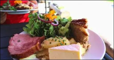 Quel est le dessert typique d'un 'repas marcaire' servi dans les fermes-auberges des Hautes-Vosges ?