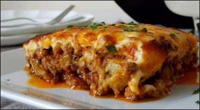 Plat typiquement grec et turc, je suis concocté à base de viande hachée, tomates, oignons et aubergines, je me nomme :