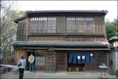 Quel est le nom de cette maison traditionnelle japonaise dont l'origine remonte à 794, composée d'une structure en bois et d'un toit de chaume ?