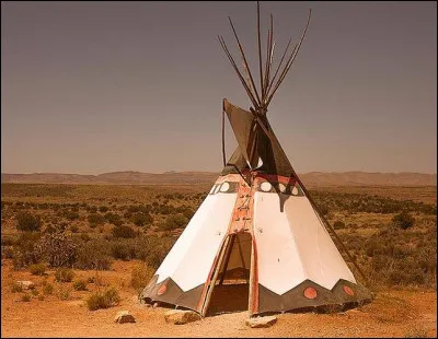 Quel est le nom de cette tente traditionnelle des Nord-Amérindiens de forme conique, composée de perches de bois recouvertes de peaux d'animaux ?