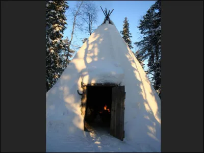Quel est le nom de cette habitation traditionnelle du peuple autochtone des Samis de Laponie ?